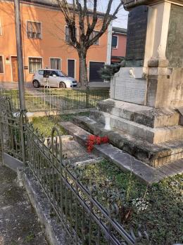 Vandalizzato il monumento ai caduti