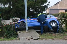 Sbanda e abbatte un palo