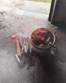 Razzi abbandonati tra i rifiuti, incendio evitato per un soffio