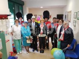 The Queen con l'Ail dai bimbi della pediatria