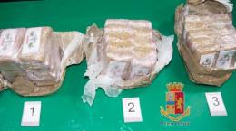Tre chili di droga in auto, arrestato: evade