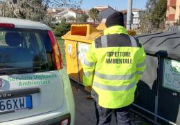 Contro i vandali dei rifiuti vigilantes, telecamere e fototrappole