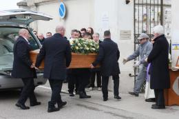 In tantissimi per l'ultimo addio ai coniugi
