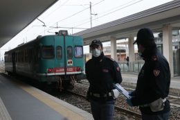 Ubriaco e senza mascherina in treno: arrestato
