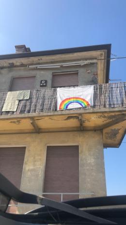 “Andrà tutto bene”, paesi tappezzati di arcobaleni