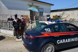 Portano i tablet agli studenti che non possono seguire le lezioni, il gesto dei Carabinieri 