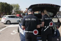 Presenta documenti falsi, arrestato un uomo
