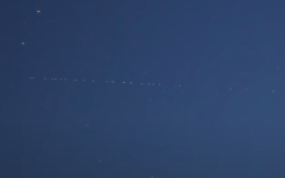 Luci in fila che si muovono nel cielo notturno