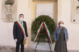 L'omaggio del sindaco e della presidente dell'Anpi ai caduti per la libertà