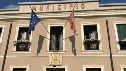 Il sindaco toglie il tricolore dal municipio per darlo ai parrucchieri