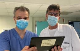 I medici fanno la lezione ai bimbi sul coronavirus con il tablet regalato proprio dalla scuola