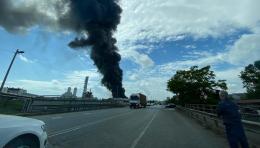 Pericoloso incendio si sviluppa una nube nera : è allarme chimico per la popolazione