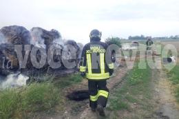 I vigili spengono il maxi incendio al fienile