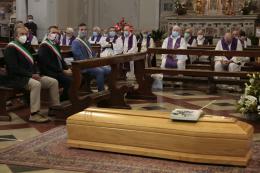 Tutti hanno voluto salutare don Claudio