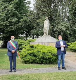 Una grande festa per Tony, ideatore del monumento all'emigrante