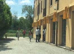 Arrivati i profughi: "Manifesteremo!"