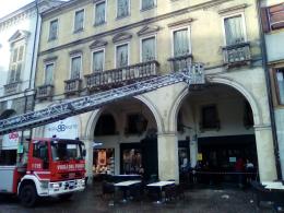 Pioggia di calcinacci sui portici di piazza Vittorio
