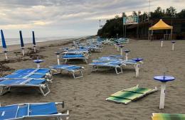 Non ci voleva proprio. Spiaggia appena riaperta devastata dalla mareggiata
