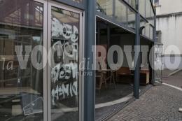 Sfregiano il chiosco con scritte contro Floyd: caccia ai vandali