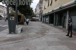 Disastro sul Corso del Popolo: maxi colata di olio macchia il marmo rosa