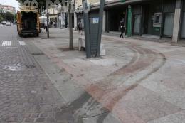 Maxi colata di olio rovina il marmo rosa di Corso del Popolo