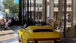 Parcheggia la Porsche sotto i portici: "Pioveva"