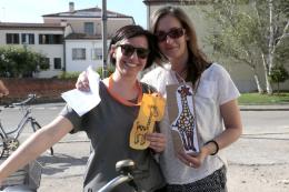 Giraffe in bici per le vie della città