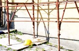 Settantenne cade da un'impalcatura di tre metri