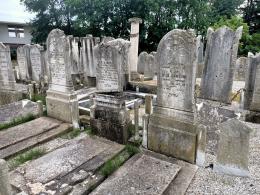 La meraviglia nascosta: visita al cimitero ebraico in città