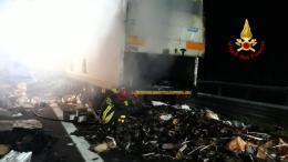 Rimorchio a fuoco in A13: autostrada bloccata 