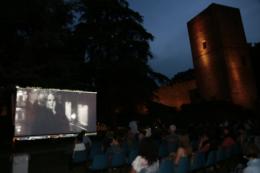 Un cinema all'aperto da tutto esaurito 