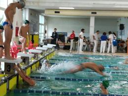 Minore molestato in piscina, arriva la polizia