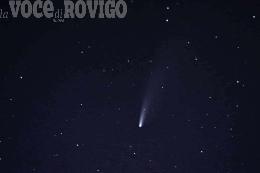A naso all'insù per guardare la cometa dalla Torre