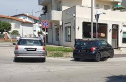 Incidente in rotatoria, auto sbalzata sul marciapiede