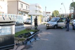 Anziano perde il controllo dell'auto e si schianta contro il cassonetto