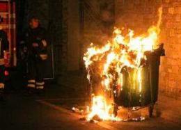 Incendio al cassonetto nella notte