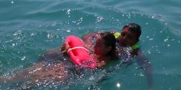 In balia delle onde, la salva il bagnino