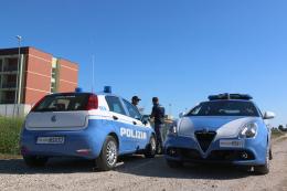 Con lo sgabello picchia gli uomini della penitenziaria