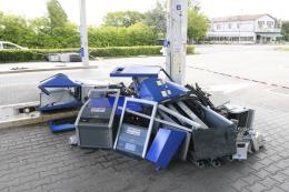Terzo distributore distrutto e svaligiato con una ruspa: ora è allarme