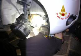 Pompieri-eroi: smontano il motore di un'auto per salvare Camilla