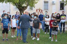 Rigorose misure di sicurezza, ma la festa di benvenuto in cortile si fa!