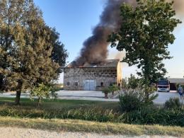 Paura in una azienda agricola, il fienile prende fuoco