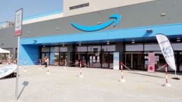 Amazon licenzia il magazziniere costretto a vivere in camper davanti allo stabilimento