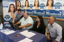 Candidati in trepidante attesa: chi in sede, chi a casa e chi davanti ad uno spritz!