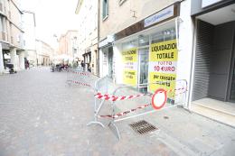 Calcinacci crollano in via Trento