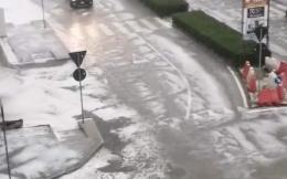 Incredibile: strade invase da chicchi di grandine 