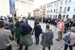 La città si ferma: una chiesa e una piazza ferme per Paolo