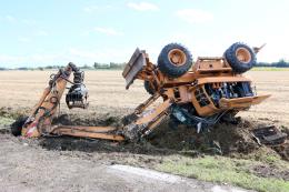 Tragedia sfiorata, la gru vola nel campo
