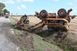 Manovra disperata per evitare un'auto: la gru traspostata da un autotreno finisce nel campo