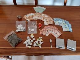 Arrestato un 50enne spacciatore: aveva cocaina e marijuana, bilancini e oltre 3mila euro
